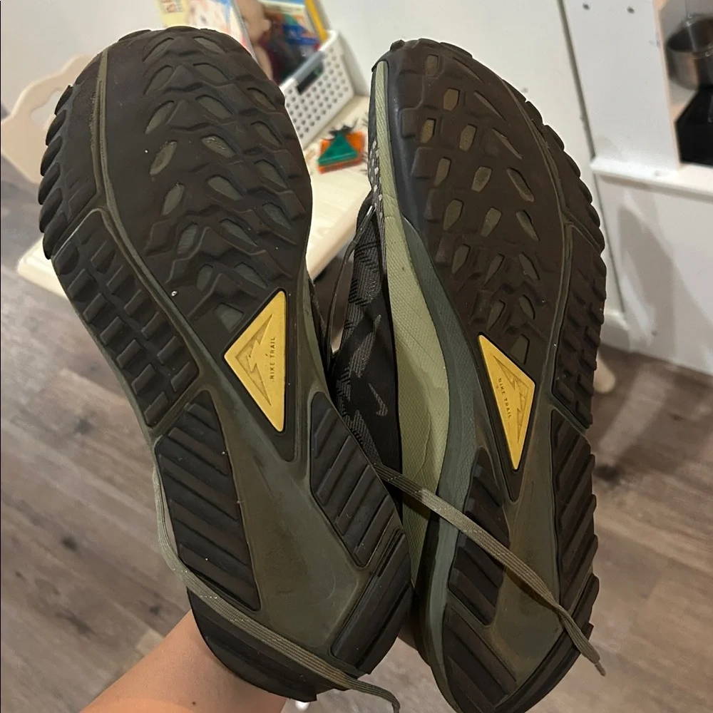 Nike Trail Shoe in Olive and Charcoal - Picture 2 of 2
